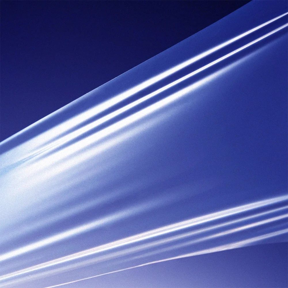 SERVO FILTER - przezroczysta i elastyczna folia umieszczona między warstwami grafitu. Pomaga łączyć poszczególne warstwy, zachowując jednocześnie swoją elastyczność nawet po procesie formowania. Ta wyjątkowa folia pochłania niepożądane wibracje, zapewnia precyzyjnie ugięcie i odbicie przy każdym uderzeniu.